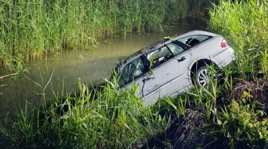 dworek Samochód wpadł do przydrożnego kanału. Kierowca nie żyje. (3)
