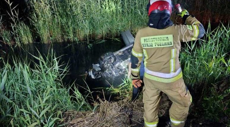 dworek Samochód wpadł do przydrożnego kanału. Kierowca nie żyje. (4)