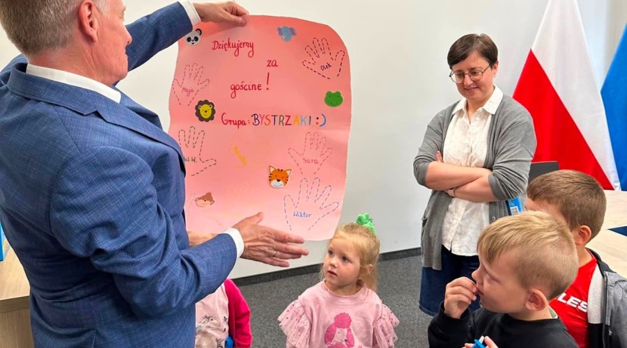 Nowy Dwór Gd. Przedszkolaki z Bajkowej Akademii odwiedziły Urząd Miejski (4)