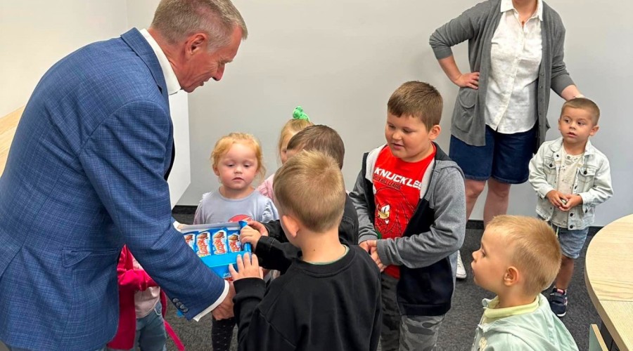 Nowy Dwór Gd. Przedszkolaki z Bajkowej Akademii odwiedziły Urząd Miejski (7)