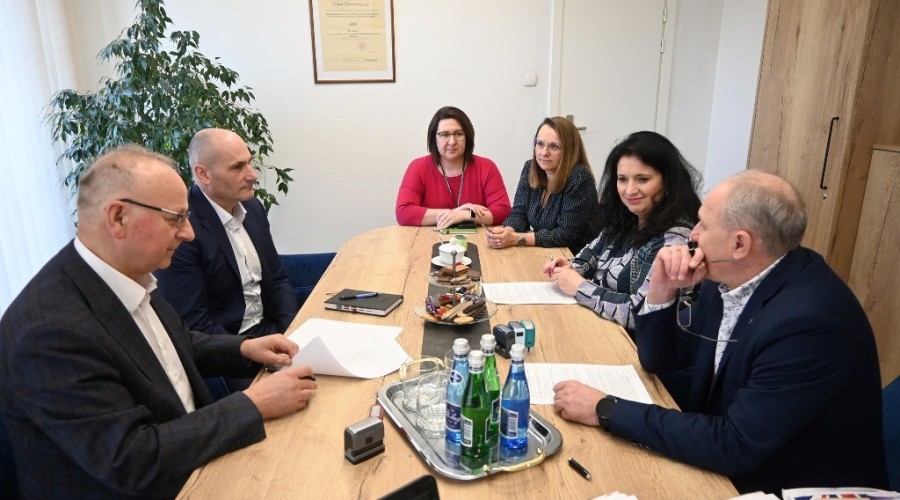 Nowa linia autobusowa w powiecie nowodworskim – podpisano umowę na transport publiczny (1)