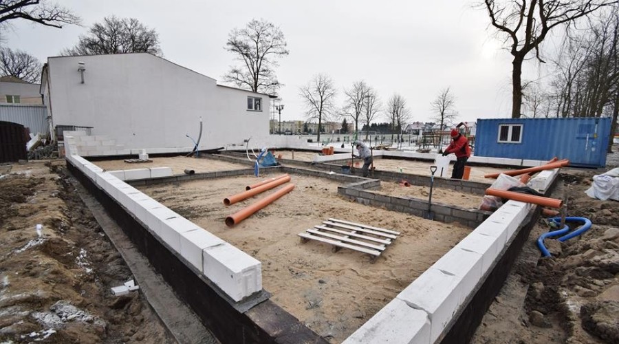 Budowa szatni z zapleczem sanitarnym na miejskich obiektach sportowych.