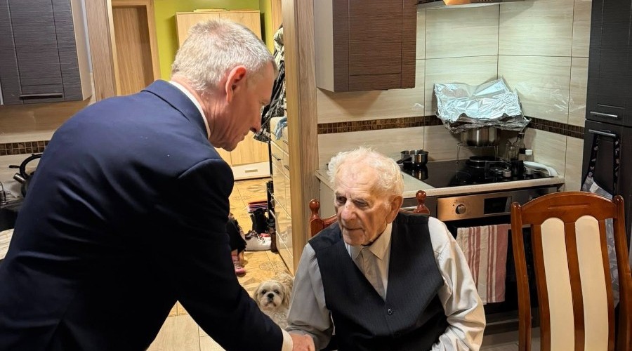 Nowy Dwór Gdański. 99. Urodziny Pana Stanisława Wróbla. Najlepsze życzenia (3)