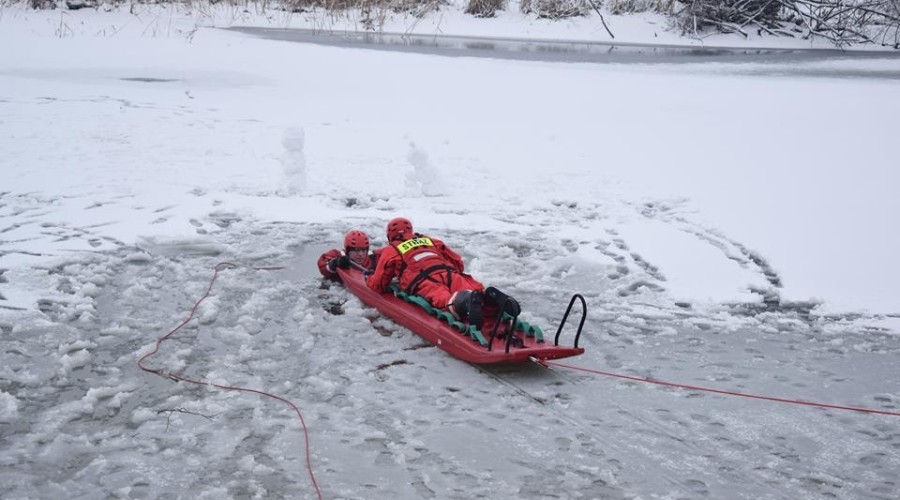 ćwiczenia strazaków na lodzie (1)