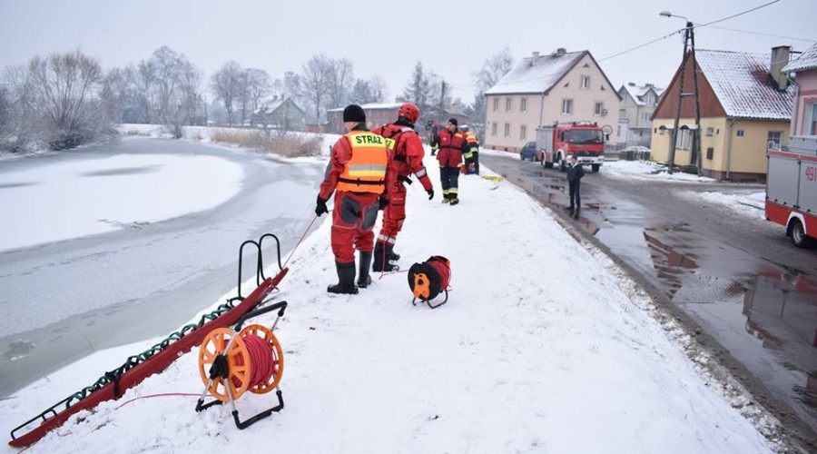 ćwiczenia strazaków na lodzie (11)