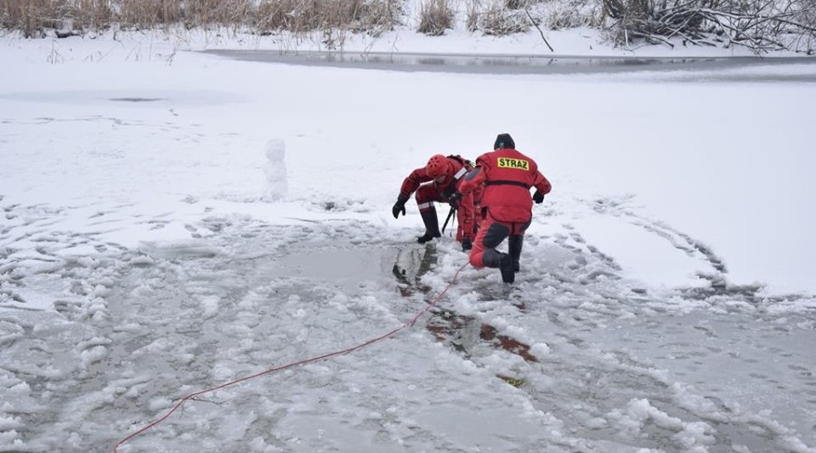 ćwiczenia strazaków na lodzie (13)
