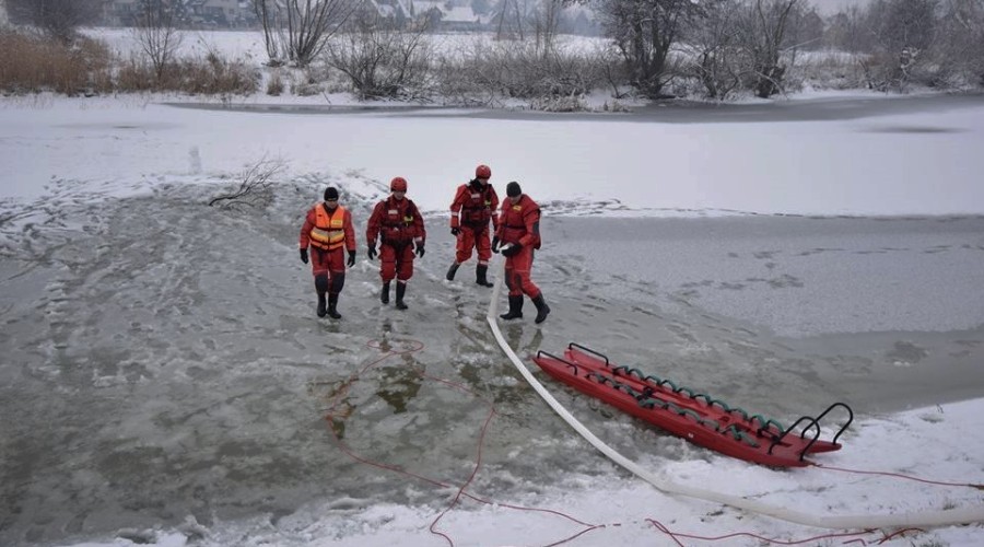ćwiczenia strazaków na lodzie (8)