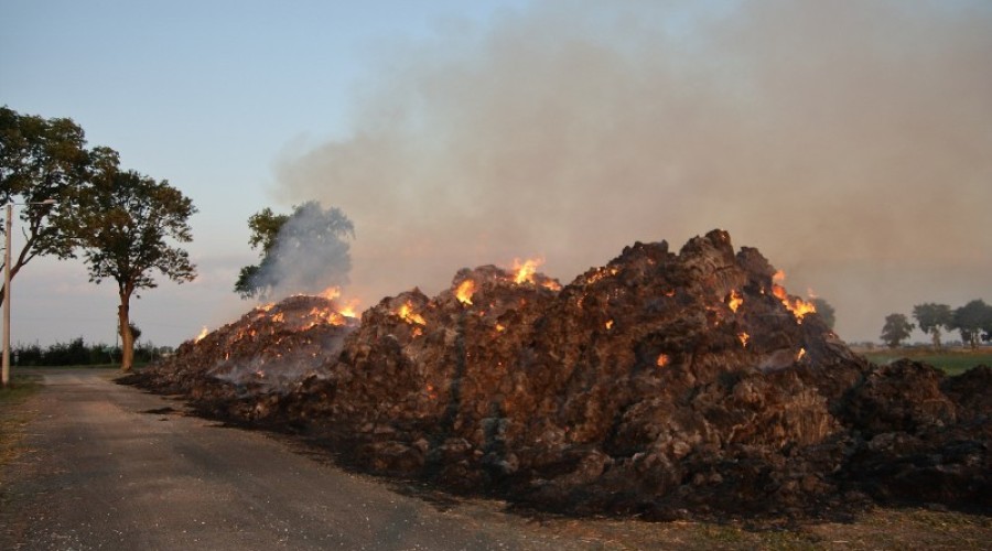 fot.Krzysztof Firko pożar sterty słomy (12)