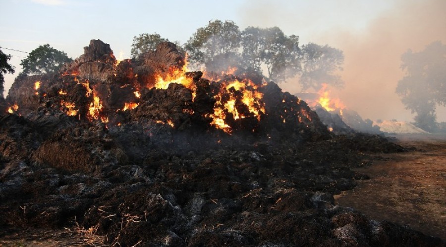 fot.Krzysztof Firko pożar sterty słomy (17)