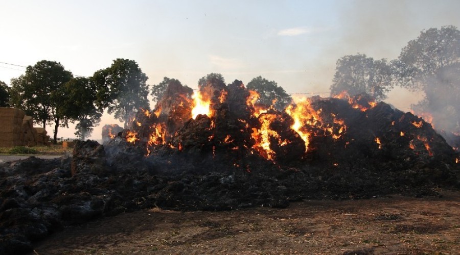 fot.Krzysztof Firko pożar sterty słomy (20)
