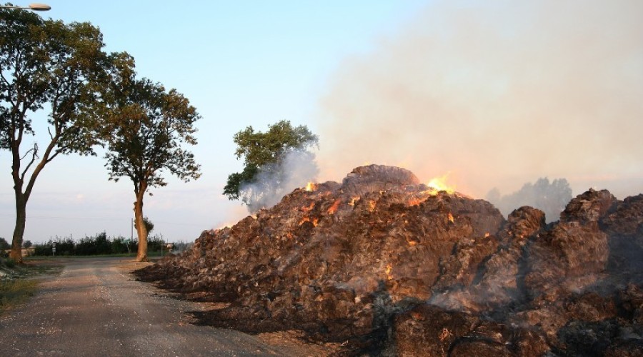 fot.Krzysztof Firko pożar sterty słomy (30)