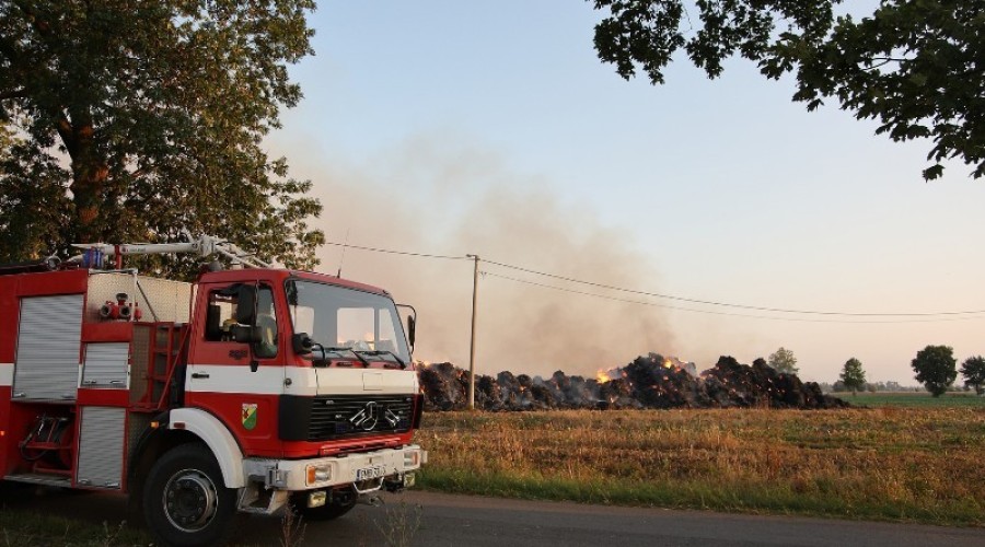 fot.Krzysztof Firko pożar sterty słomy (37)