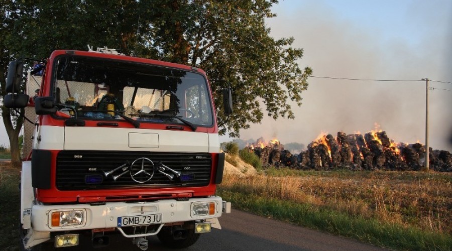 fot.Krzysztof Firko pożar sterty słomy (38)