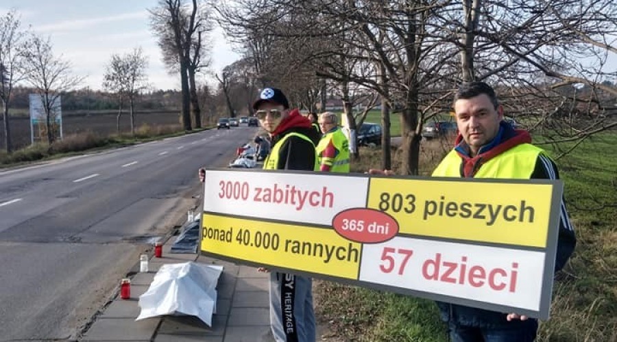 Światowy Dzień Ruchu Drogowego – happening przy pomniku ofiar (1)