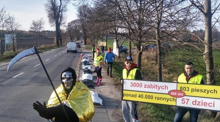 Światowy Dzień Ruchu Drogowego – happening przy pomniku ofiar (3)