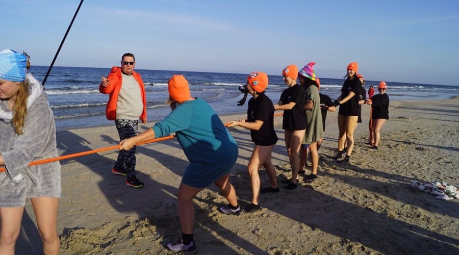 V kąpiel morsów w Kątach Rybackich. Sportowy weekend w Gminie Sztutowo (21)