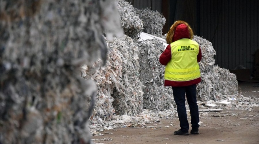 1. Nielegalne odpady z Wlk. Brytanii  zabezpieczone przez policjantów z Elbląga_800x535