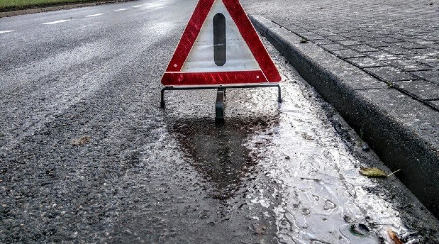 Żuławki.-Jest-ślisko-i-niebezpiecznie.-Dachował-samochód-02.11-2