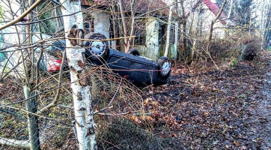 Żuławki.-Jest-ślisko-i-niebezpiecznie.-Dachował-samochód-02.11-5