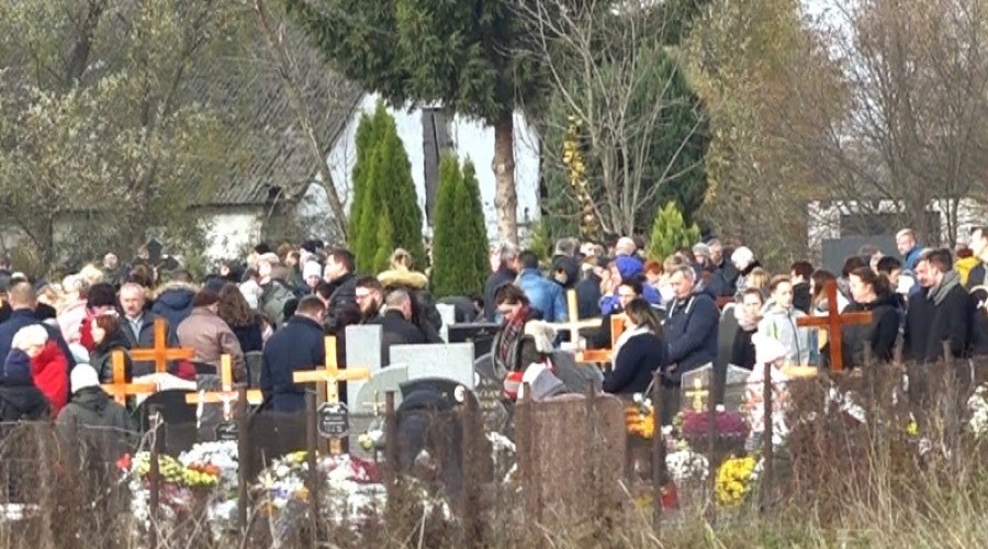 1 listopada. Dzień Wszystkich Świętych. Tłumy na cmentarzach.01