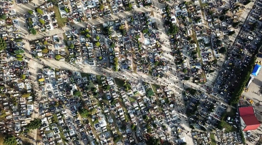 1 listopada. Dzień Wszystkich Świętych. Tłumy na cmentarzach.04