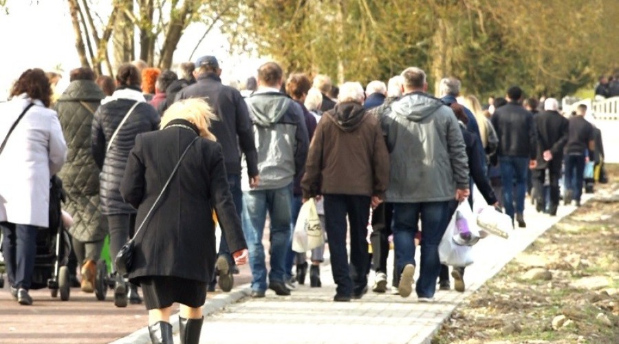 1 listopada. Dzień Wszystkich Świętych. Tłumy na cmentarzach.08