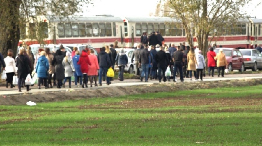 1 listopada. Dzień Wszystkich Świętych. Tłumy na cmentarzach.09