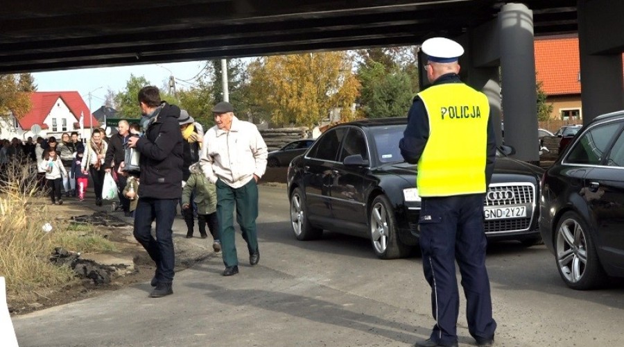 1 listopada. Dzień Wszystkich Świętych. Tłumy na cmentarzach.10