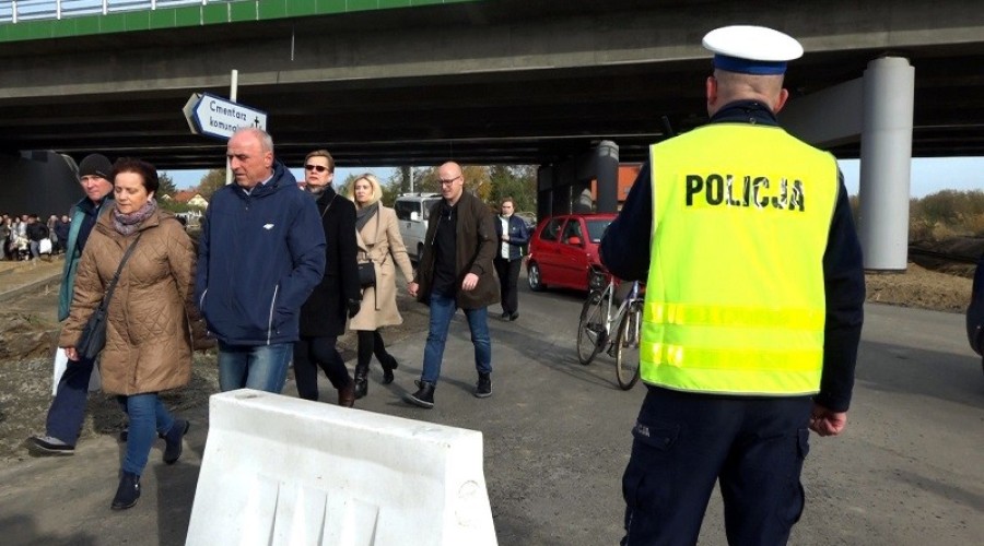 1 listopada. Dzień Wszystkich Świętych. Tłumy na cmentarzach.12