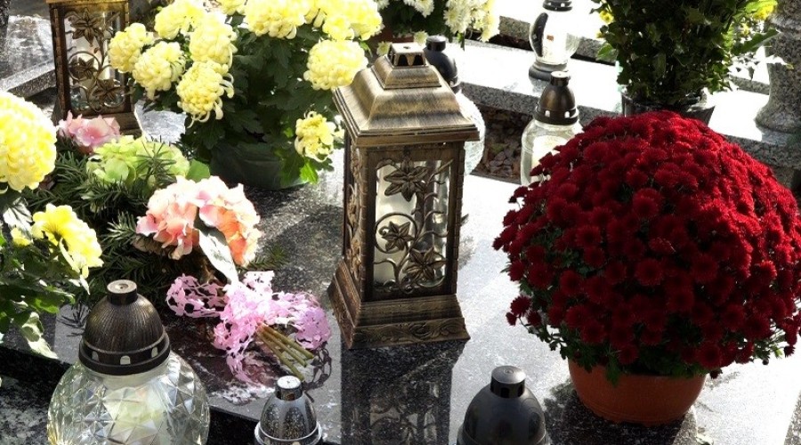 1 listopada. Dzień Wszystkich Świętych. Tłumy na cmentarzach.14