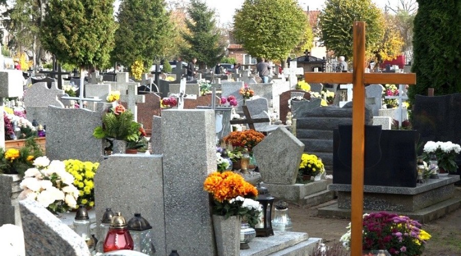 1 listopada. Dzień Wszystkich Świętych. Tłumy na cmentarzach.16