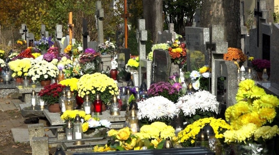 1 listopada. Dzień Wszystkich Świętych. Tłumy na cmentarzach.17