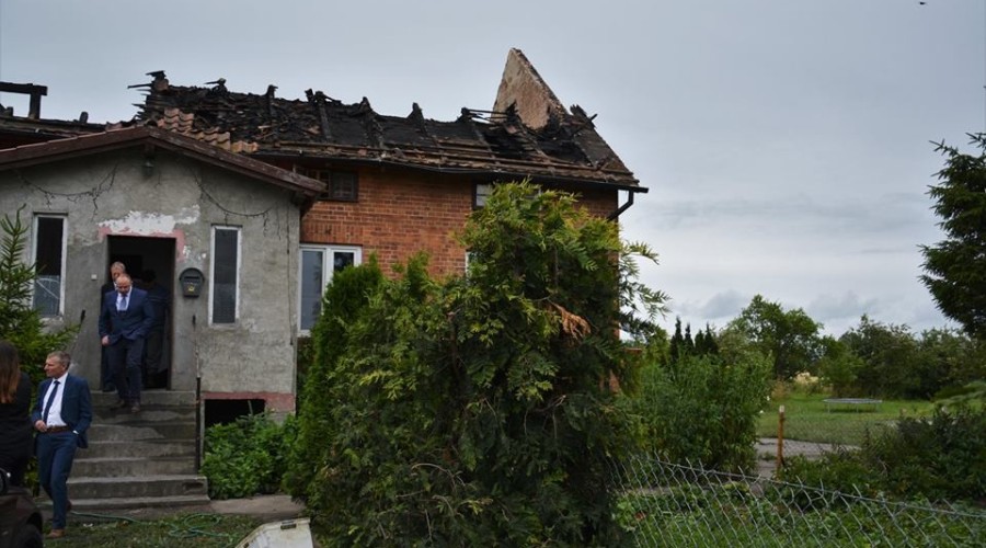 burmistrz-odwiedził-pogorzelców.-Pożar-Myszewko-4