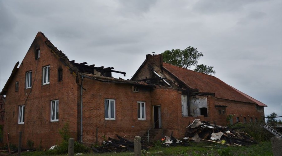 burmistrz-odwiedził-pogorzelców.-Pożar-Myszewko-5