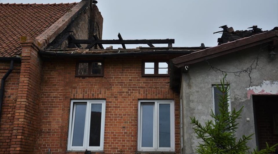 burmistrz-odwiedził-pogorzelców.-Pożar-Myszewko-7