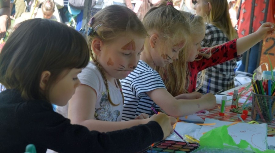 Wata cukrowa, zjeżdżalnie i nagrody. Dzień Dziecka i Piknik Rodzinny w Nowym Dworze Gd  (13)