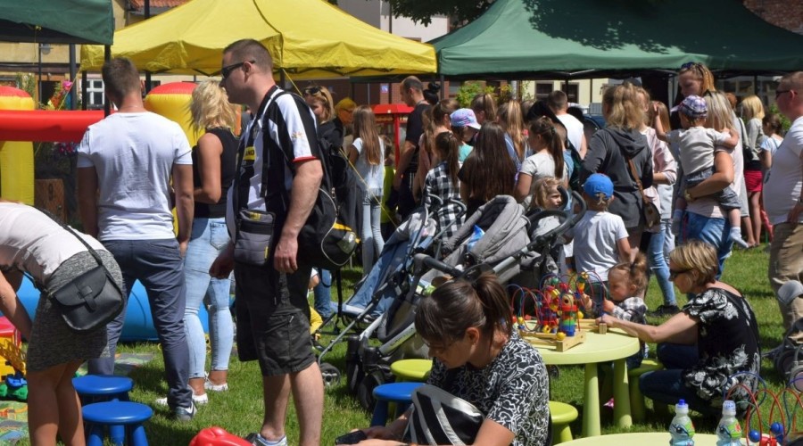 Wata cukrowa, zjeżdżalnie i nagrody. Dzień Dziecka i Piknik Rodzinny w Nowym Dworze Gd  (9)