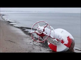 Pława nawigacyjna wyrzucona posztormie na plażę w Jantarze