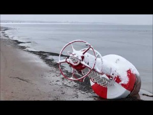 Pława nawigacyjna wyrzucona posztormie na plażę w Jantarze