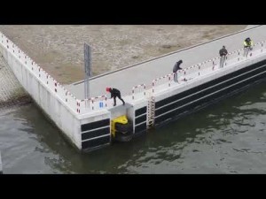 Oblężenie przekopu przez wędkarzy.  Wiadra pełne śledzi.