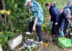 Nowodworscy uczniowie porządkują lokalne cmentarze. Wspólna lekcja pamięci i szacunku