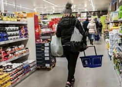 Polacy w tym roku na świąteczne zakupy spożywcze najczęściej przeznaczą średnio od 100 do 300 zł na osobę