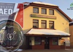 AED dostępne dla mieszkańców Nowe urządzenie ratujące życie na budynku Żuławskiego Banku Spółdzielczego