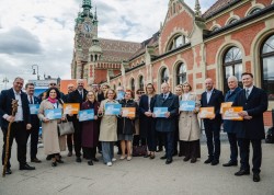Ponad podziałami dla Pomorza i Śląska: Pomorscy samorządowcy w drodze do Sejmu na pierwsze czytanie ustawy metropolitalnej