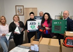Powiat Nowodworski wyposaża instytucje w defibrylatory AED. Nowy sprzęt zwiększy bezpieczeństwo mieszkańców