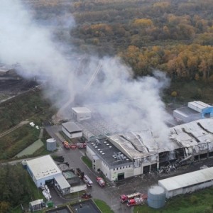 Pożar w Zakładzie Utylizacji Odpadów w Elblągu. Strażacy walczą z ogniem, nie ma poszkodowanych