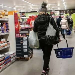 Polacy w tym roku na świąteczne zakupy spożywcze najczęściej przeznaczą średnio od 100 do 300 zł na osobę
