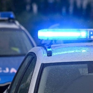 Myślał, że uniknie odpowiedzialności i przed policjantami ukrył się w szafie.