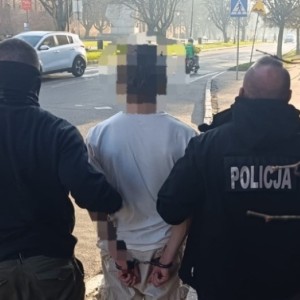 Oszustwo w Nowym Dworze Gdańskim. Zatrzymany Ukrainiec oszukał seniorkę „na pracownika banku”