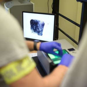 Policjanci zatrzymali 19-latka podejrzanego o wymuszanie korzyści majątkowych groźbami.